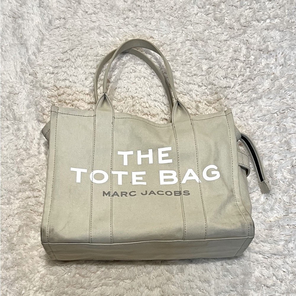 The Marc Jacobs Tote with Authentic paper work, condition is used